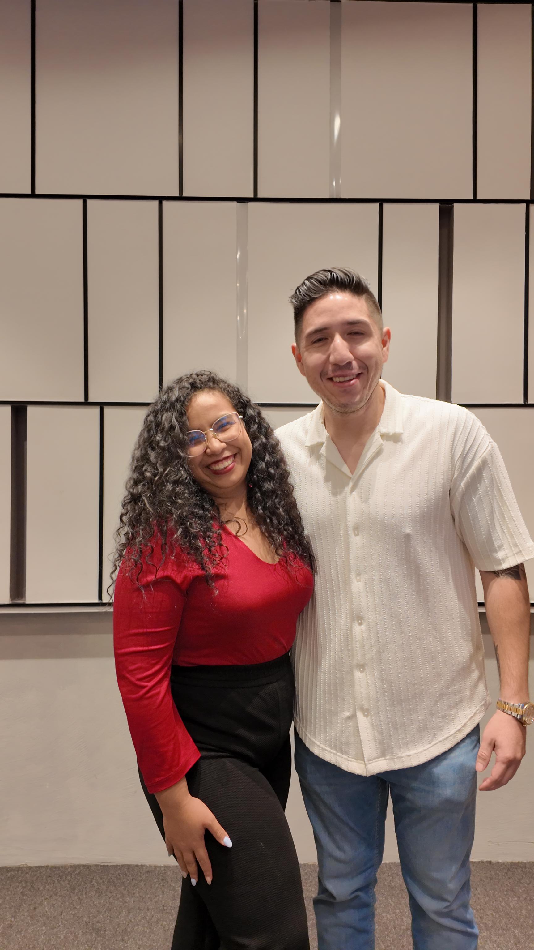 Aixa Guevara junto a un miembro de la comunidad