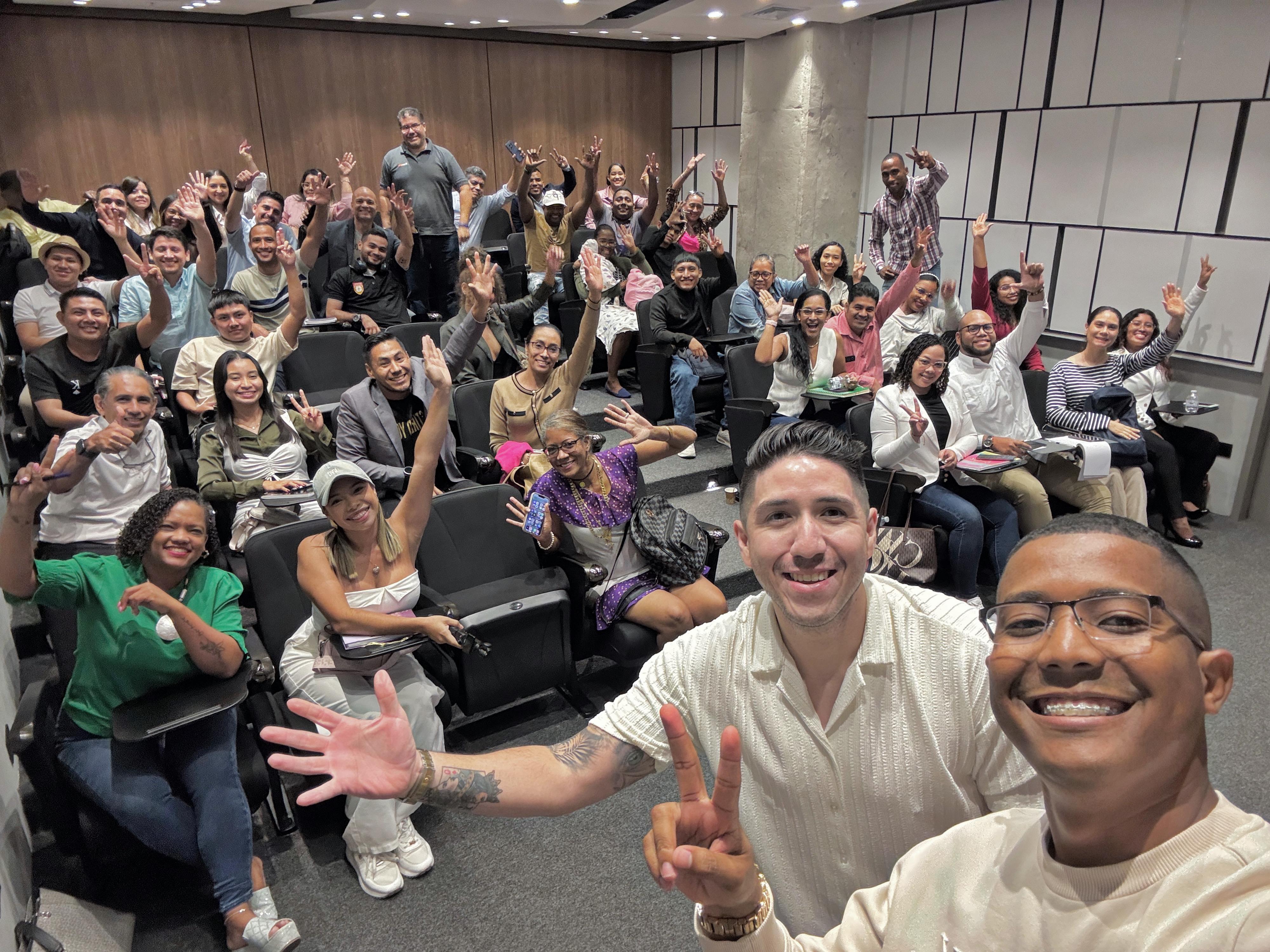 Comunidad reunida en un evento presencial en Panamá